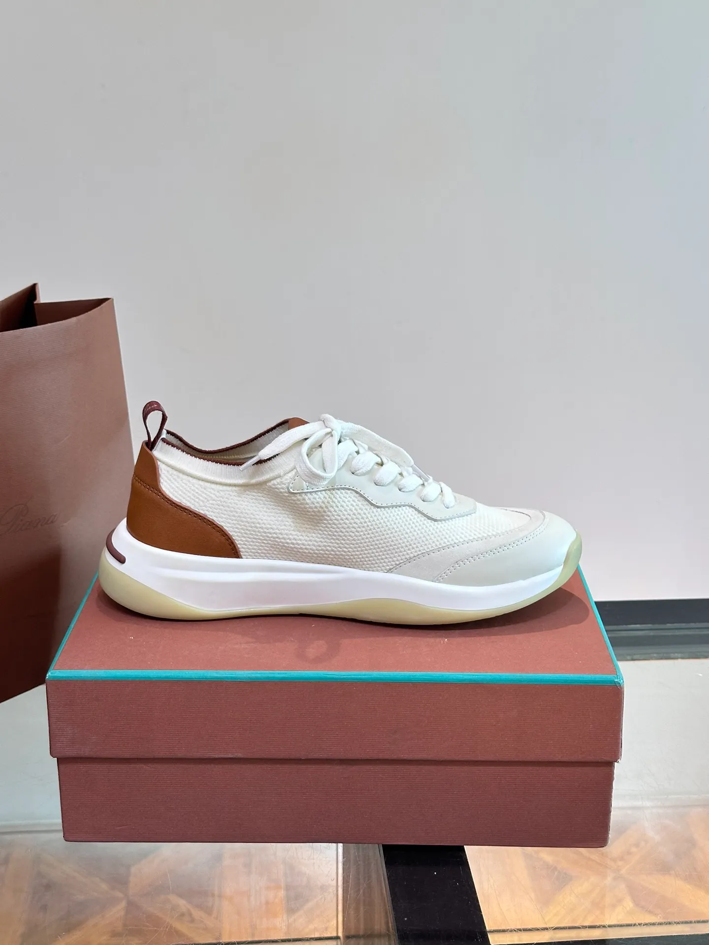 Factory price: 500💰Loro men's shoes💰iana/nuoyoupiana 410 L men's shoes💰 Walk Wish men's sneakers. This sneaker redefines the iconic 360 L men's shoes from a modern perspective💰, using a new shape and a wider silhouette design to create an extraordinary comfortable wearing experience. The ultra-light sole creates a charming modern aesthetic, with a classic slip-on construction and extra laces to wrap your foot for comfort. Smooth calfskin and wool pique knit uppers are paired with a combination suede calfskin lining and logo calfskin foot pads for ultimate comfort and breathability. The toe is inlaid with soft suede embellishments, the heel has contrasting line details, and is matched with an EVA foam and rubber outsole. The upper foot is light, soft and shock-absorbing, making it suitable for daily wear in all seasons. Comes with a full set of original packaging and complete information! Size: 39-44 (45, 46 can be customized)